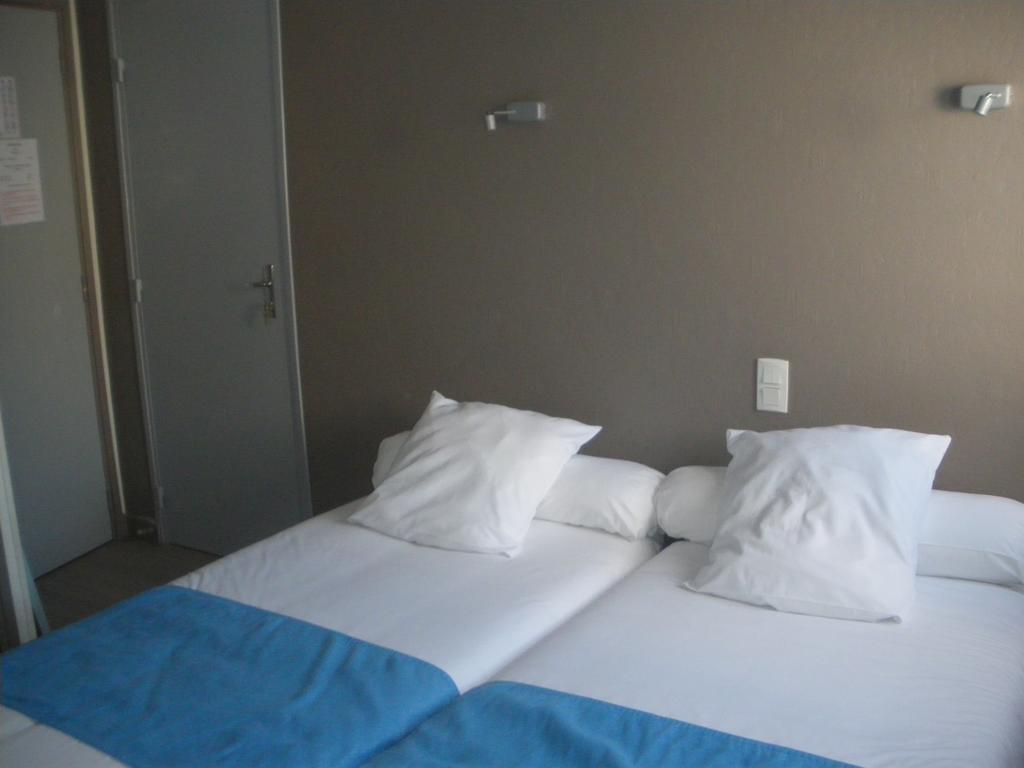 Hotel Du Port Конкарно Стая снимка
